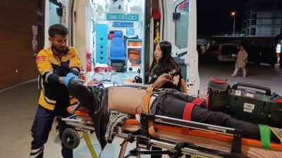 Sokağa dönüş yapan otomobille kafa kafaya çarpıştı Yürekleri ağza getiren