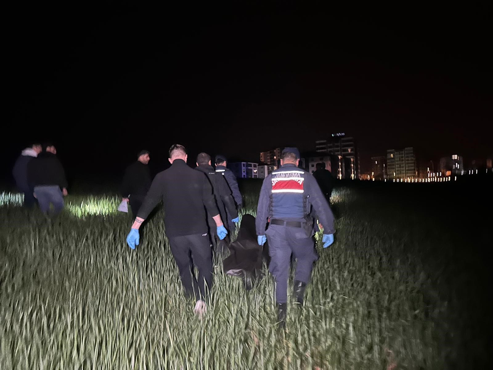 Tarlada dehşete düşüren keşif: Boğazından kesilmiş erkek cesedi bulundu!
