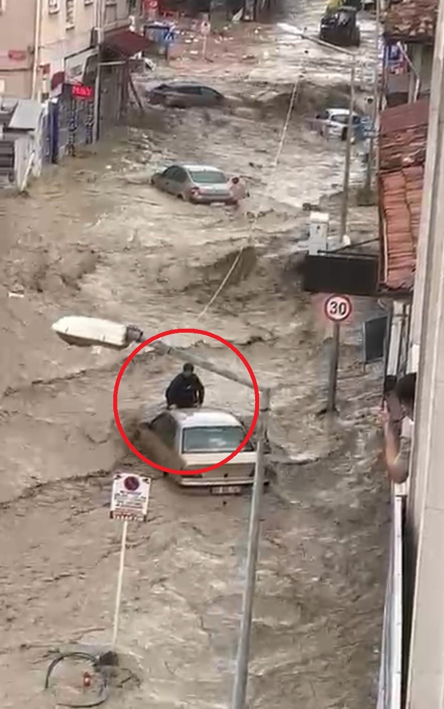 Sürüklenen aracın üzerinde mahsur kalan genç bakın ne oldu!
