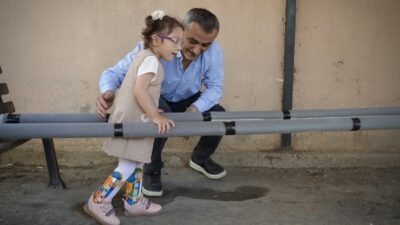 “Baba ben de koşacağım” sözü harekete geçirdi Parkta koşan akranlarını