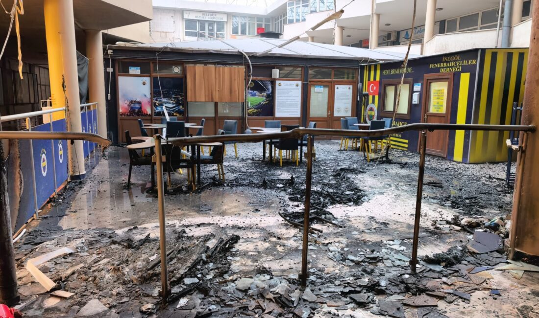 Perde ve sandalyeleri ateşe verip kaçtılar Olay, akşam saat 18.15