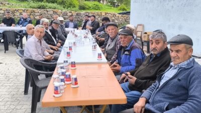 Protokol ve vatandaşlar bir arada Karahallı Köyü Muhtarlığı öncülüğünde gerçekleştirilen