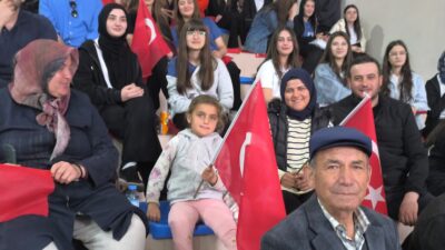 Salondakiler Gözlerine İnanamadı: Alkışlar Dakikalarca Kesilmedi! Şuhut İlçe Gençlik ve