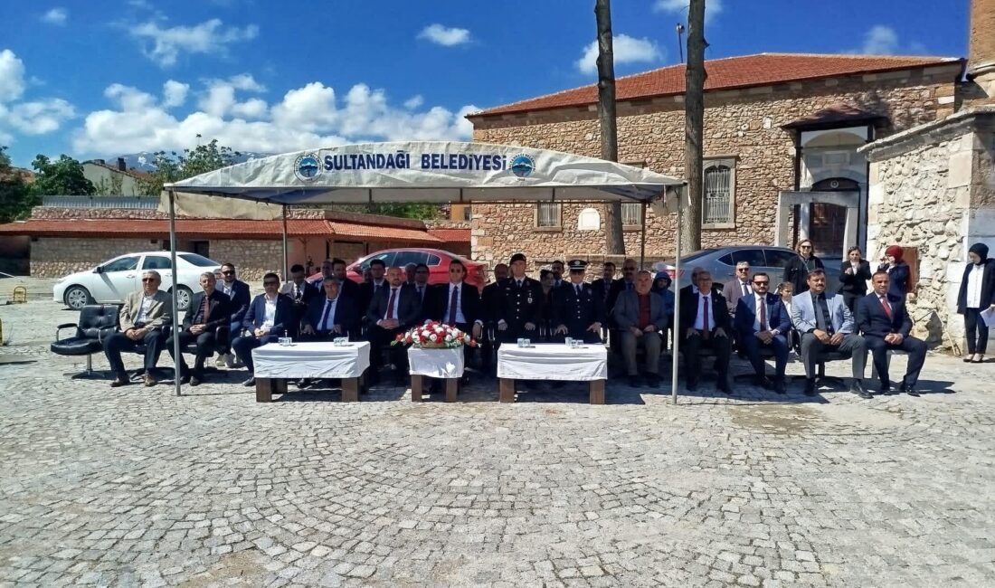 Müdürün o konuşması duygulandırdı: Salondakiler gözyaşlarını tutamadı! Programın açılışında kürsüye