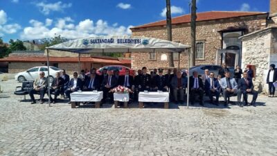 Müdürün o konuşması duygulandırdı: Salondakiler gözyaşlarını tutamadı! Programın açılışında kürsüye