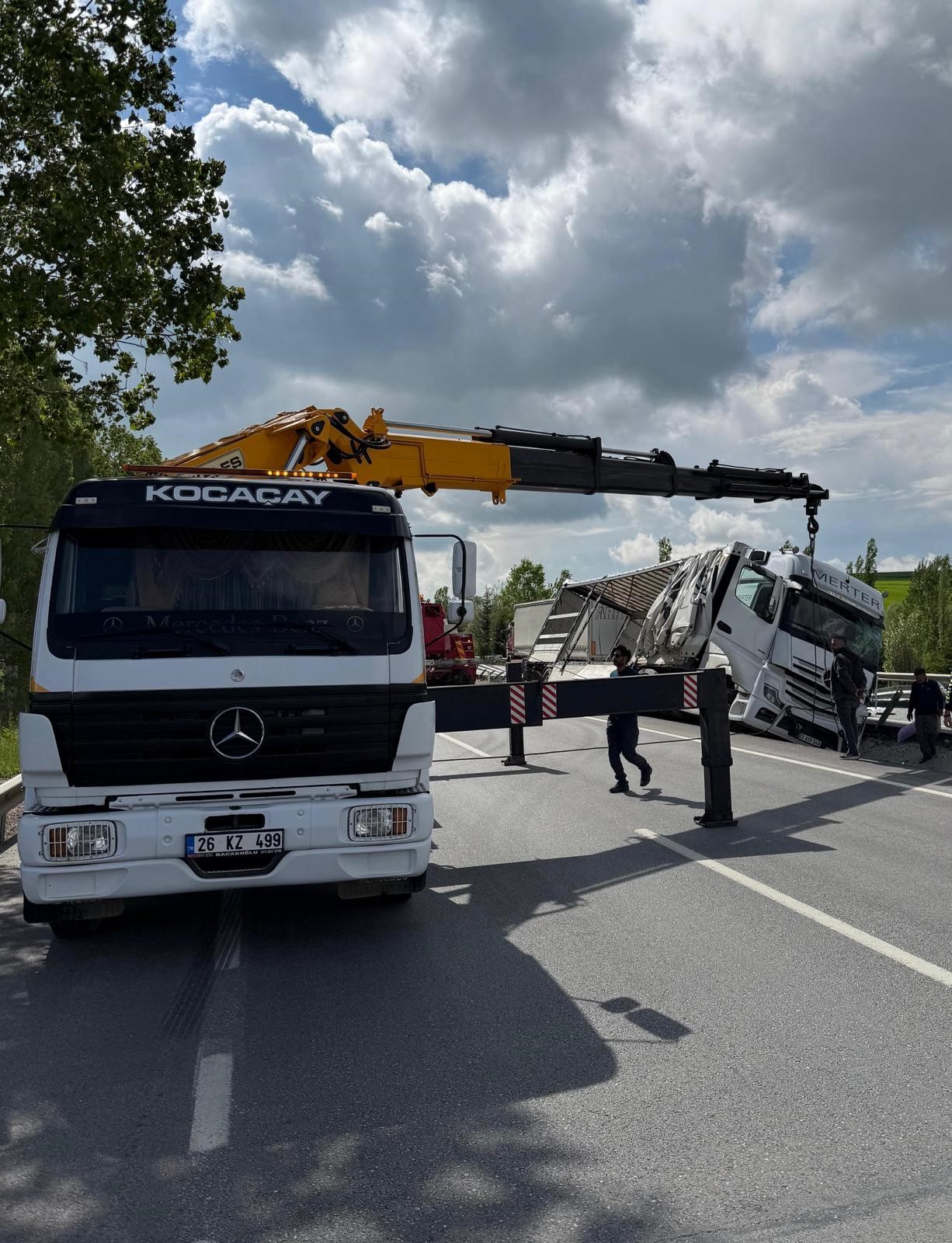 Afyonkarahisar’da korkutan kaza! Eşya yüklü tır refüje yan yattı!