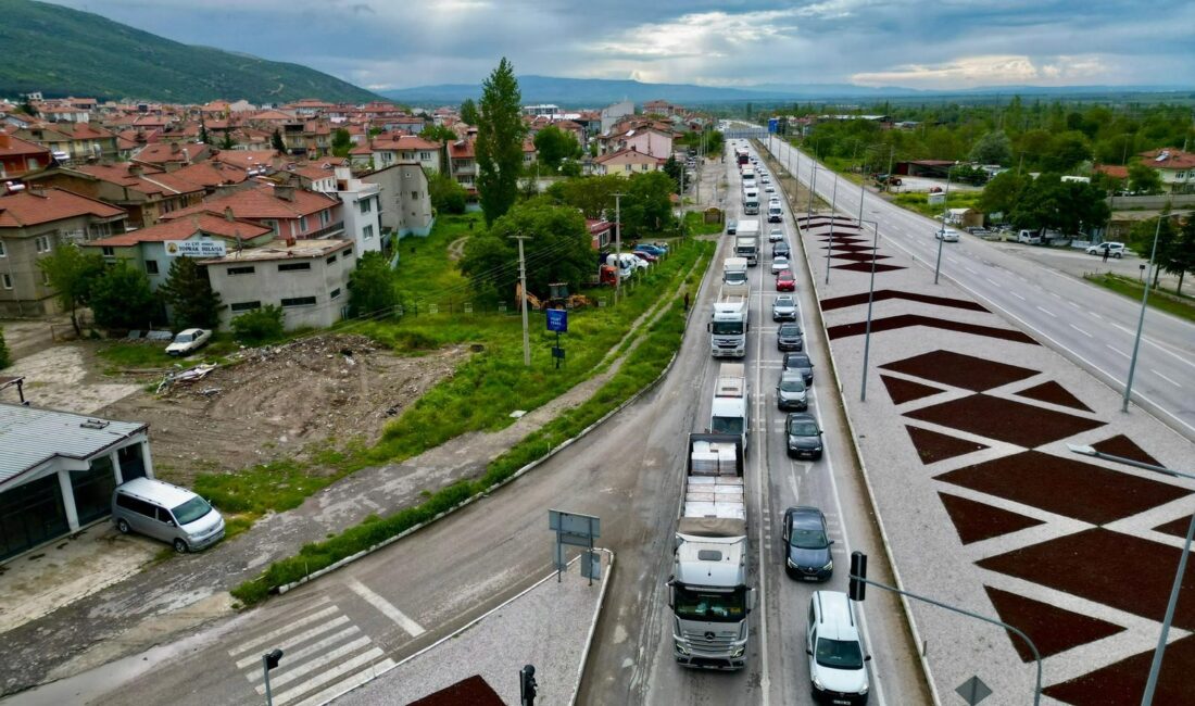 Çay ilçesinde trafik durma noktasına geldi Tatili memleketlerinde ya da