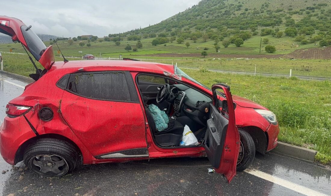 Direksiyon hakimiyeti kayboldu, refüje daldı Kaza, Afyonkarahisar’ın Bolvadin ilçesini Emirdağ’a