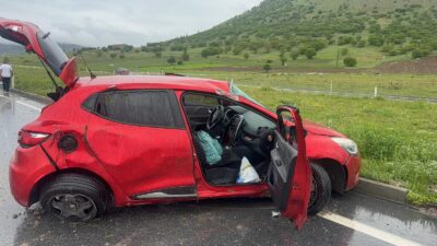 Direksiyon hakimiyeti kayboldu, refüje daldı Kaza, Afyonkarahisar’ın Bolvadin ilçesini Emirdağ’a