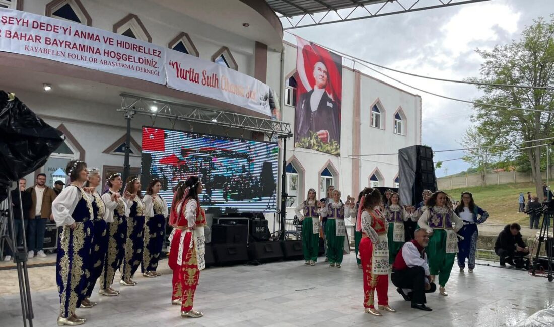 Protokol ve vatandaşlar bir arada Köy meydanında ve anma alanında