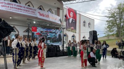 Protokol ve vatandaşlar bir arada Köy meydanında ve anma alanında
