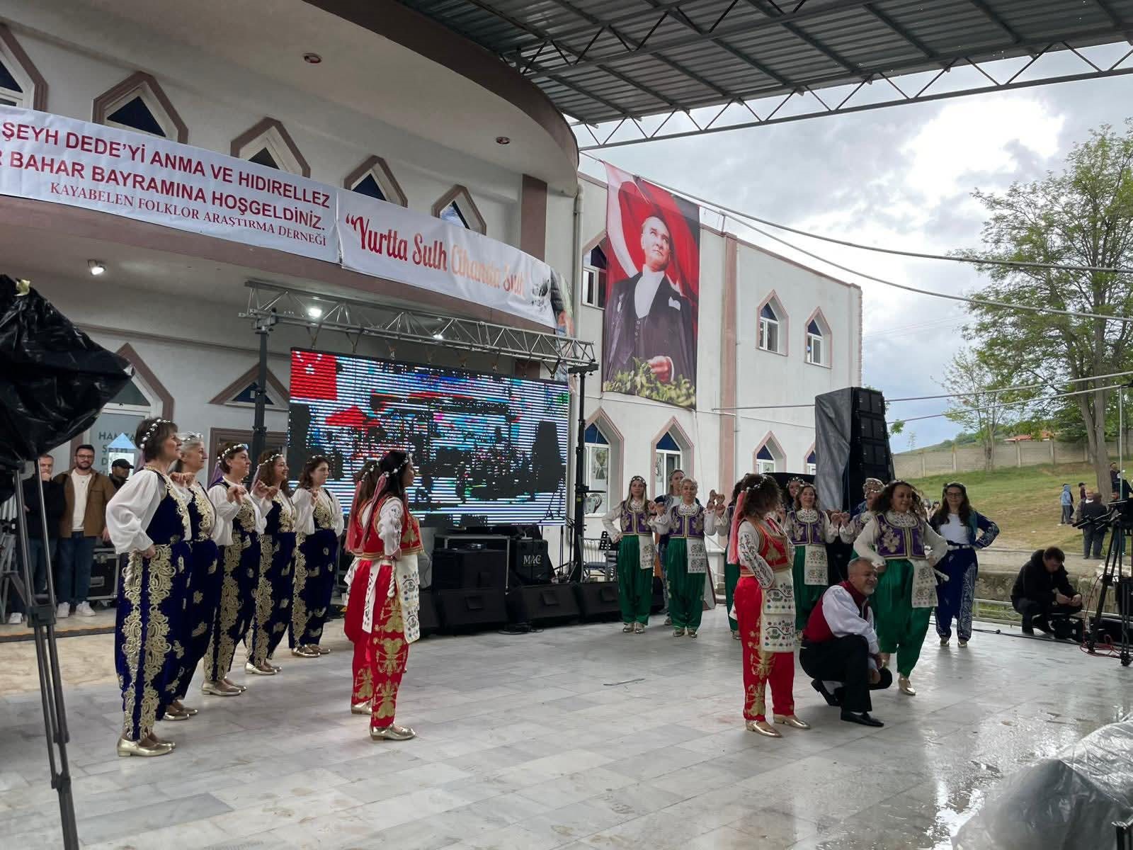 Protokol ve vatandaşlar bir arada Köy meydanında ve anma alanında