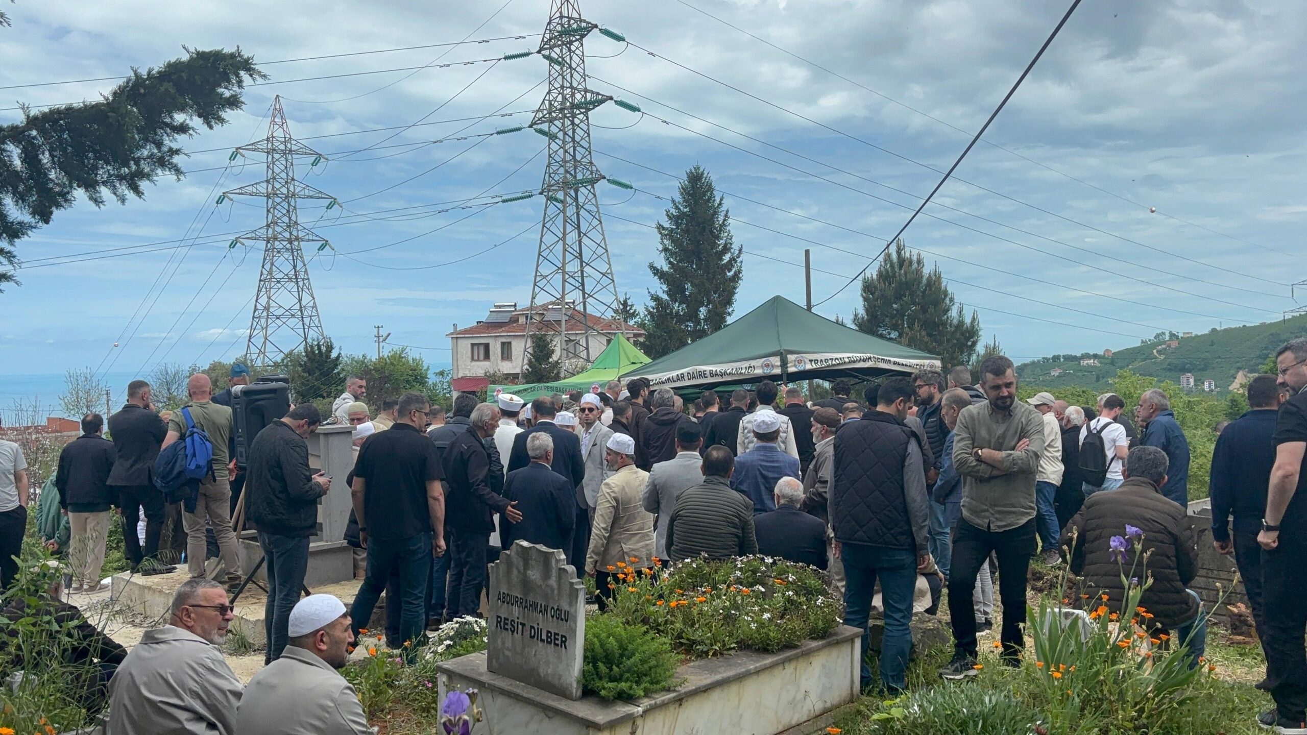 Karadeniz sahil yolundaki katliam gibi kazadan sonra o aile kurtarılamadı mı?