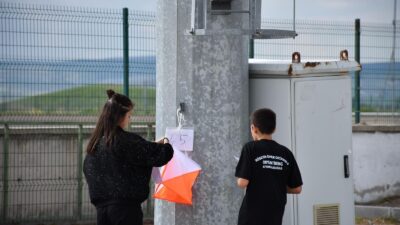 Zamanla ve zorlu parkurlarla yarışan sporcuların kıyasıya mücadelesi izleyenlerden tam