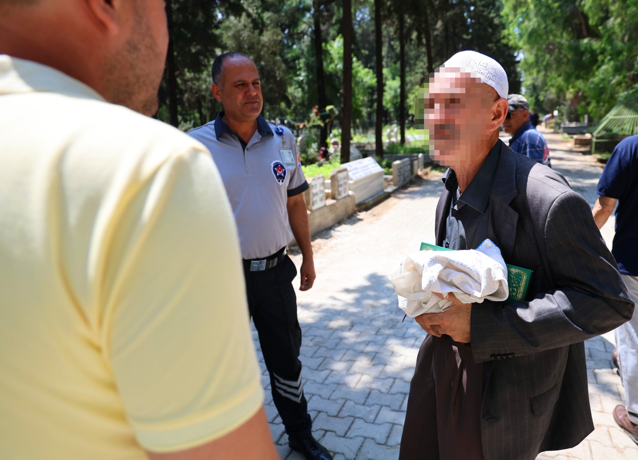 İmam sordu, sahte hocalar ter döktü Yüreğir ilçesindeki Asri Mezarlık’ta