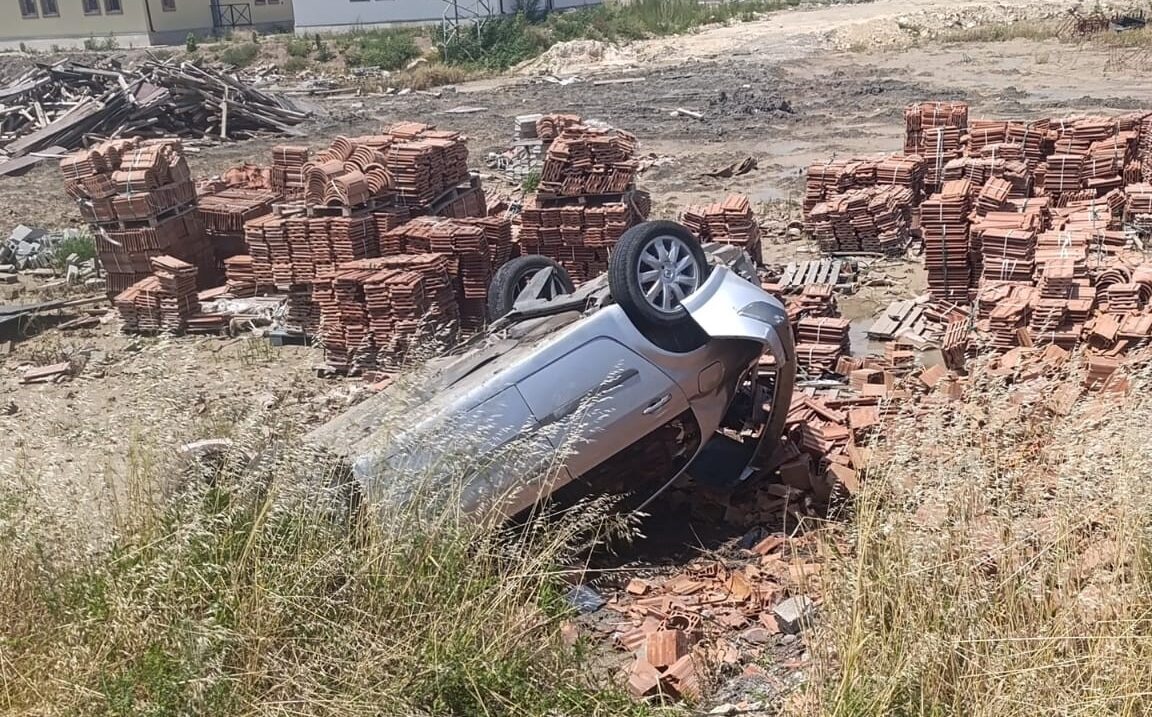 Motosiklete çarpan otomobil takla attı: 1 ölü, 1 yaralı