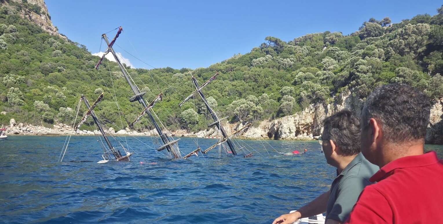 Marmaris’te gezi teknesi battı, yolcular tahliye edildi