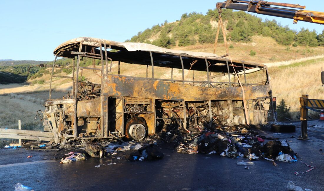 Edinilen bilgilere göre kaza, gece saat 01.40 sıralarında Denizli-Aydın Otoyolu’nun
