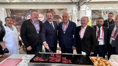 TOBB Başkanı M. Rifat Hisarcıklıoğlu, Afyonkarahisar standını ziyaret ederek yetkililerle