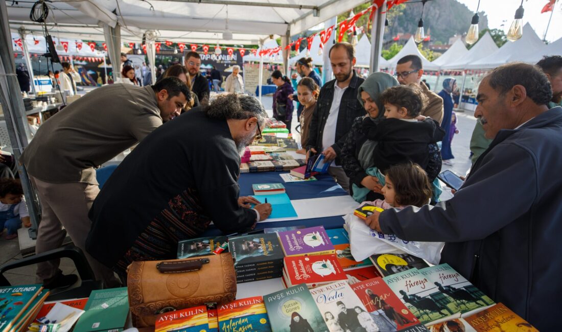 Etkinlik kapsamında vatandaşlar, yazarlarla bir araya gelme ve kitapları yakından