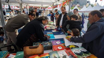 Etkinlik kapsamında vatandaşlar, yazarlarla bir araya gelme ve kitapları yakından