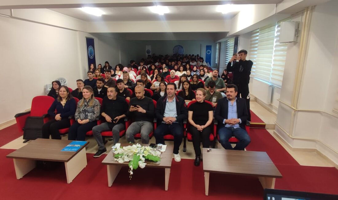 Sandıklı MYO Konferans Salonunda gerçekleştirilen akademik, idari personel ve öğrencilerin