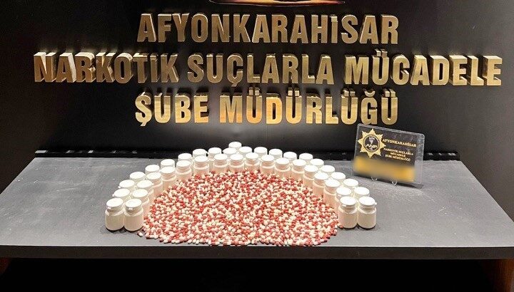 Araç içerisinde yapılan kontrollerde 2 bin 193 adet sentetik ecza