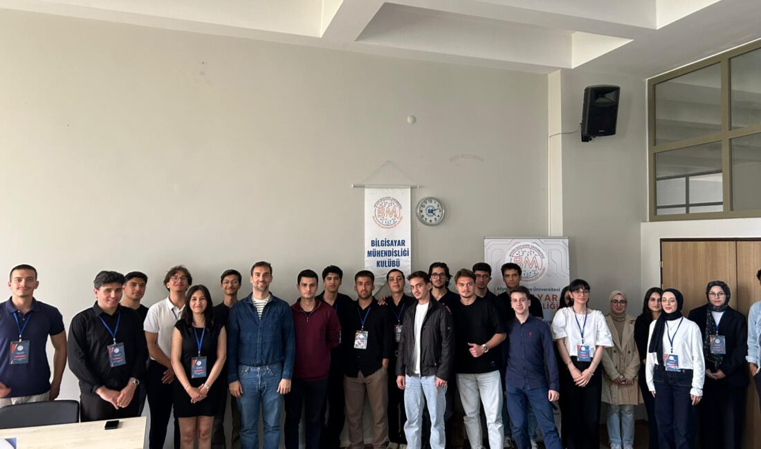 Mühendislik Fakültesi Konferans Salonunda düzenlenen konferansta, Yazılım Mühendisi Hakan Özler