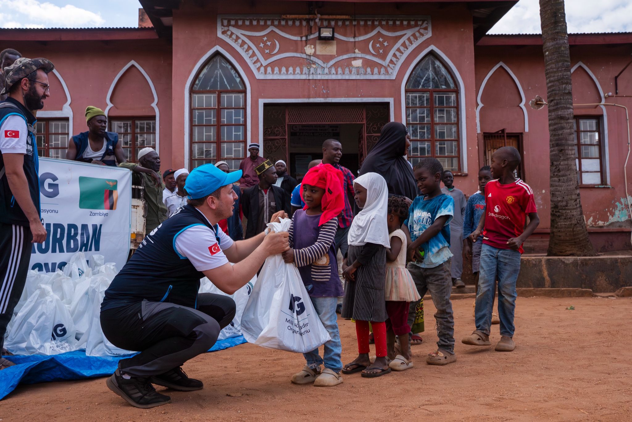 İMG ile emanetleri yerine ulaştırmak için Afrika ülkesi Zambiya’da bulunan