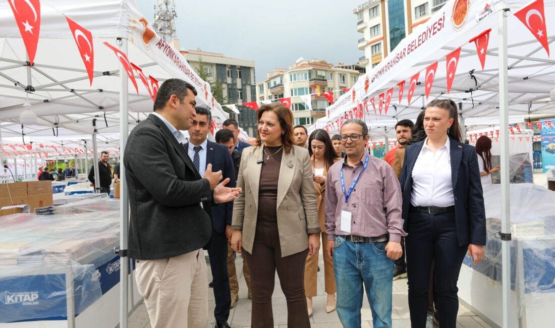 Fuar alanındaki stantları tek tek gezerek yayınevi temsilcileri ve yazarlarla