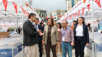 Fuar alanındaki stantları tek tek gezerek yayınevi temsilcileri ve yazarlarla