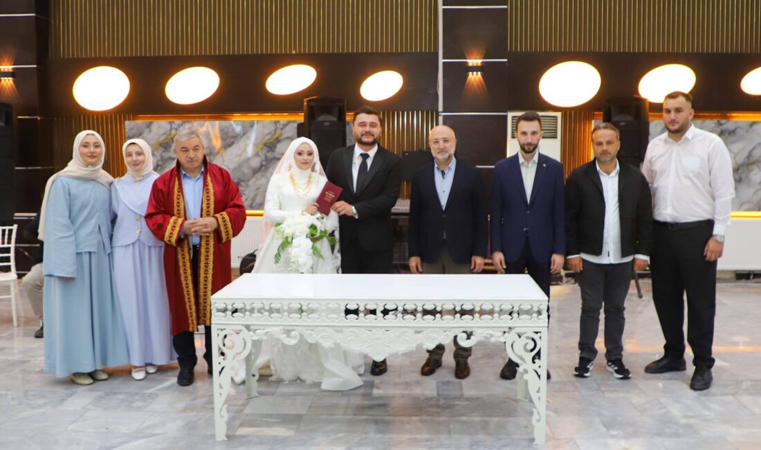 Genç çiftin nikâh şahitliğini gerçekleştiren İl Başkanı Turgay Şahin, Nureddin