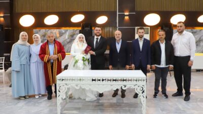 Genç çiftin nikâh şahitliğini gerçekleştiren İl Başkanı Turgay Şahin, Nureddin
