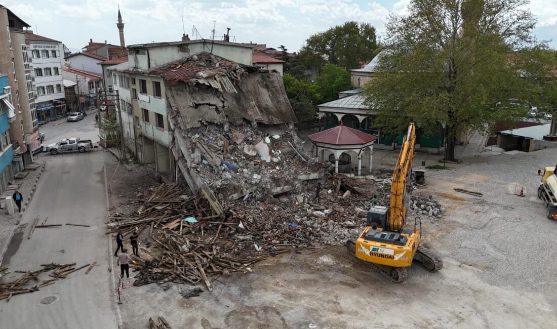 Bolvadin ilçesinde İmaret Cami arkasında 6.’ncı etap kentsel dönüşüm yıkım