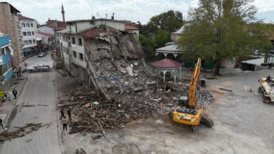 Bolvadin ilçesinde İmaret Cami arkasında 6.’ncı etap kentsel dönüşüm yıkım