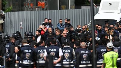 Mahkemece CHP Genel Başkanlığı görevine iade edilen Kemal Kılıçdaroğlu’nu destekleyen