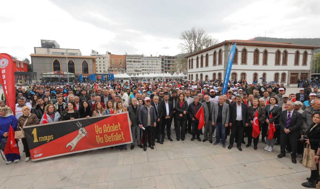 1 Mayıs kutlamaları çerçevesinde Cumhuriyet Halk Partisi (CHP) teşkilatı yürüyüş