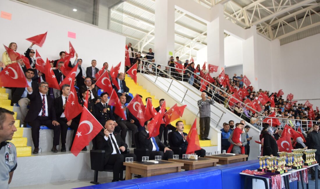Çay Belediye Başkanlığı tarafından organize edilen kutlamalara ilçe protokolü ve