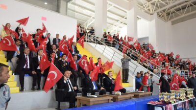 Çay Belediye Başkanlığı tarafından organize edilen kutlamalara ilçe protokolü ve