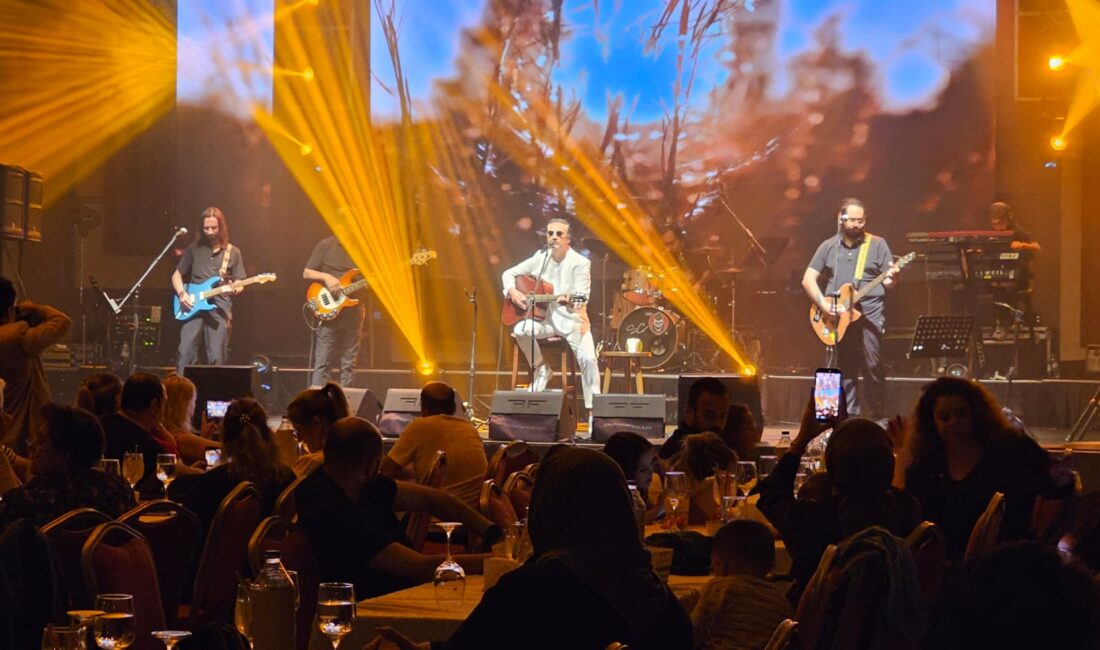 Yoğun bir katılımın olduğu konser programında şarkıcı Çelik sevilen parçalarını