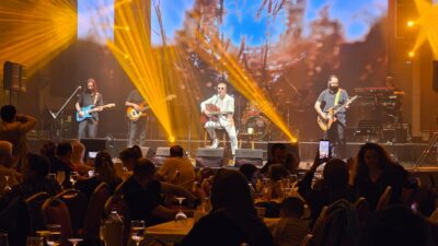 Yoğun bir katılımın olduğu konser programında şarkıcı Çelik sevilen parçalarını