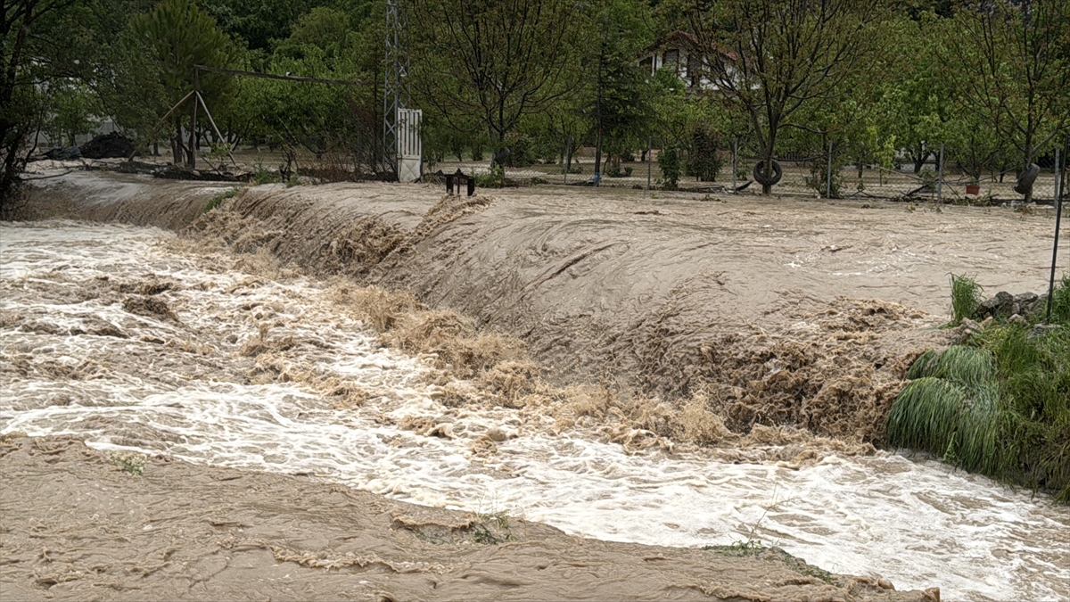 Derenin taşması sonucu ev ve arazileri su bastı