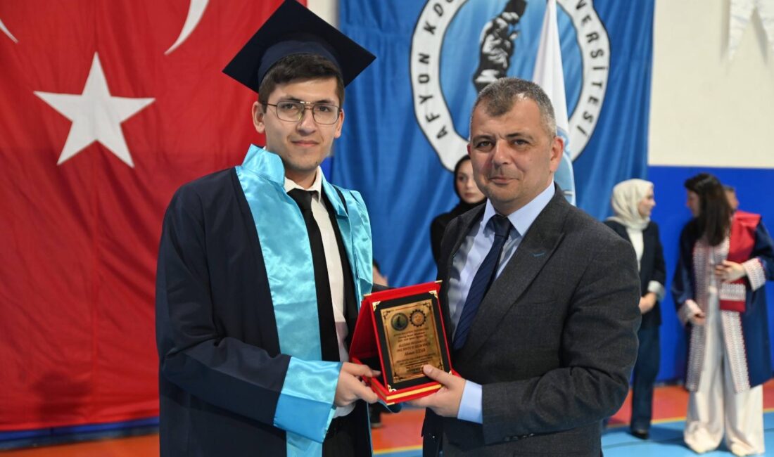Saygı duruşu ve İstiklal Marşı’nın ardından başlayan programda, dereceye giren