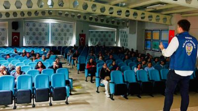 Eğitimde özellikle öğrencilerin dijital dünyada karşılaşabileceği risklere dikkat çekilerek güvenli