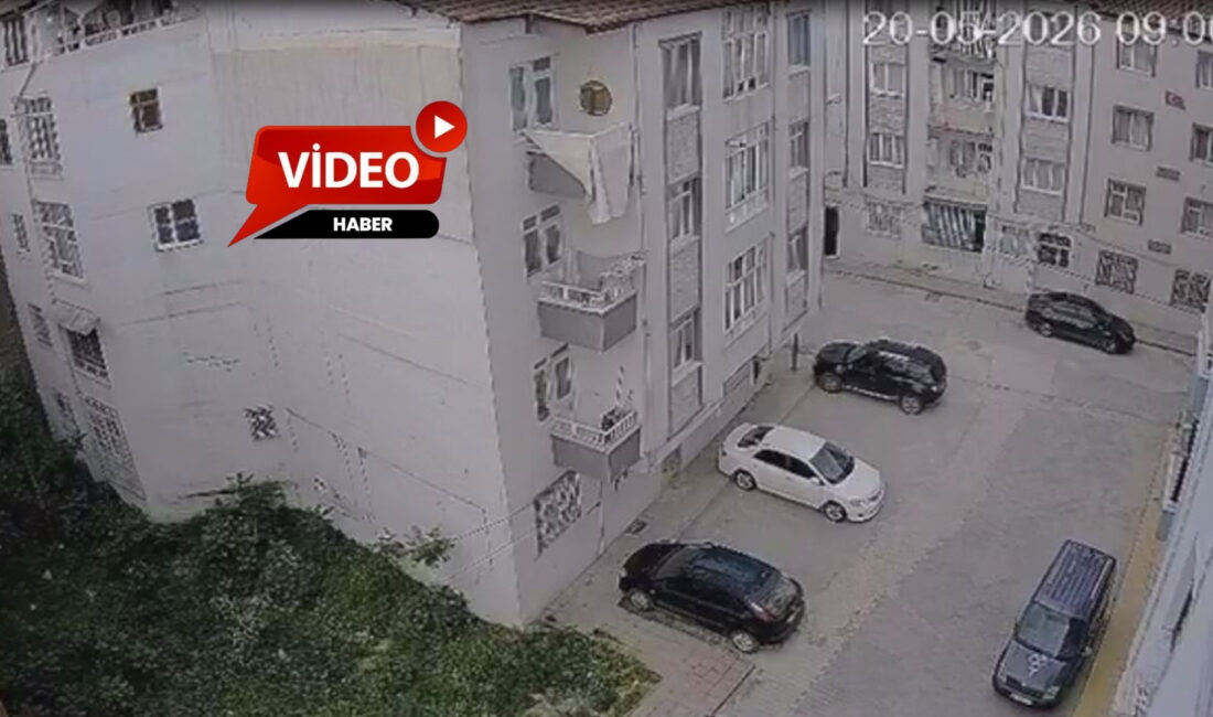 Görüntülerde sarsıntının başlamasıyla birlikte binanın şiddetli şekilde sallandığı, çevredeki eşyaların
