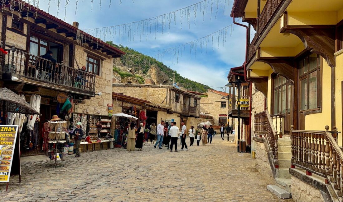 Afyonkarahisar ile birlikte Eskişehir ve Kütahya sınırları içerisinde kalan tarihi