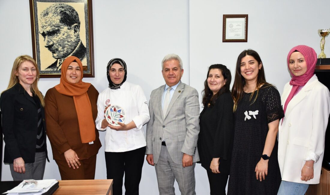 Etkinlikte öğrencilerle bir araya gelen Ayşe Ekiz, gençlerle birlikte çiğköfte