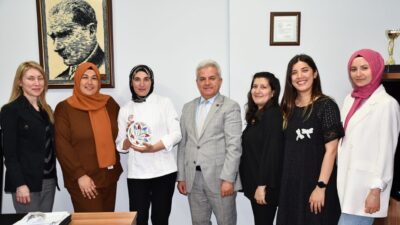 Etkinlikte öğrencilerle bir araya gelen Ayşe Ekiz, gençlerle birlikte çiğköfte