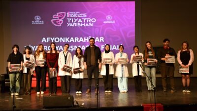 13 tiyatro grubunun katıldığı yarışmada, ekipler hazırladıkları oyunları sahneledi. Yarışma