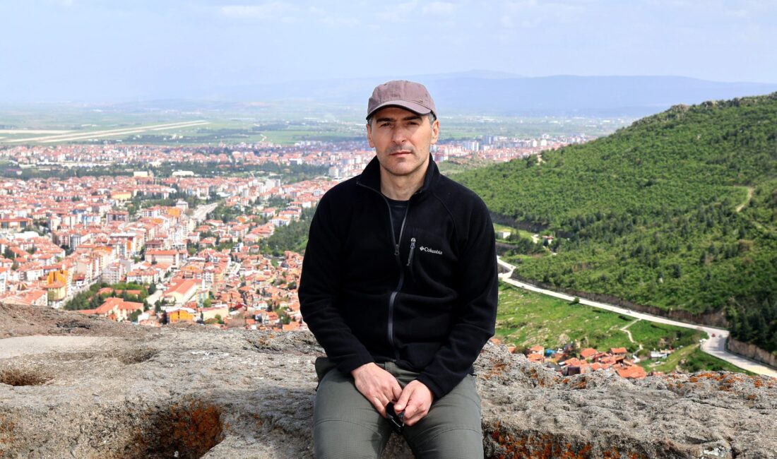 Tarihin balkonundan şehri izlediler Eşsiz manzarayı seyreden Vali Aktaş, kalenin